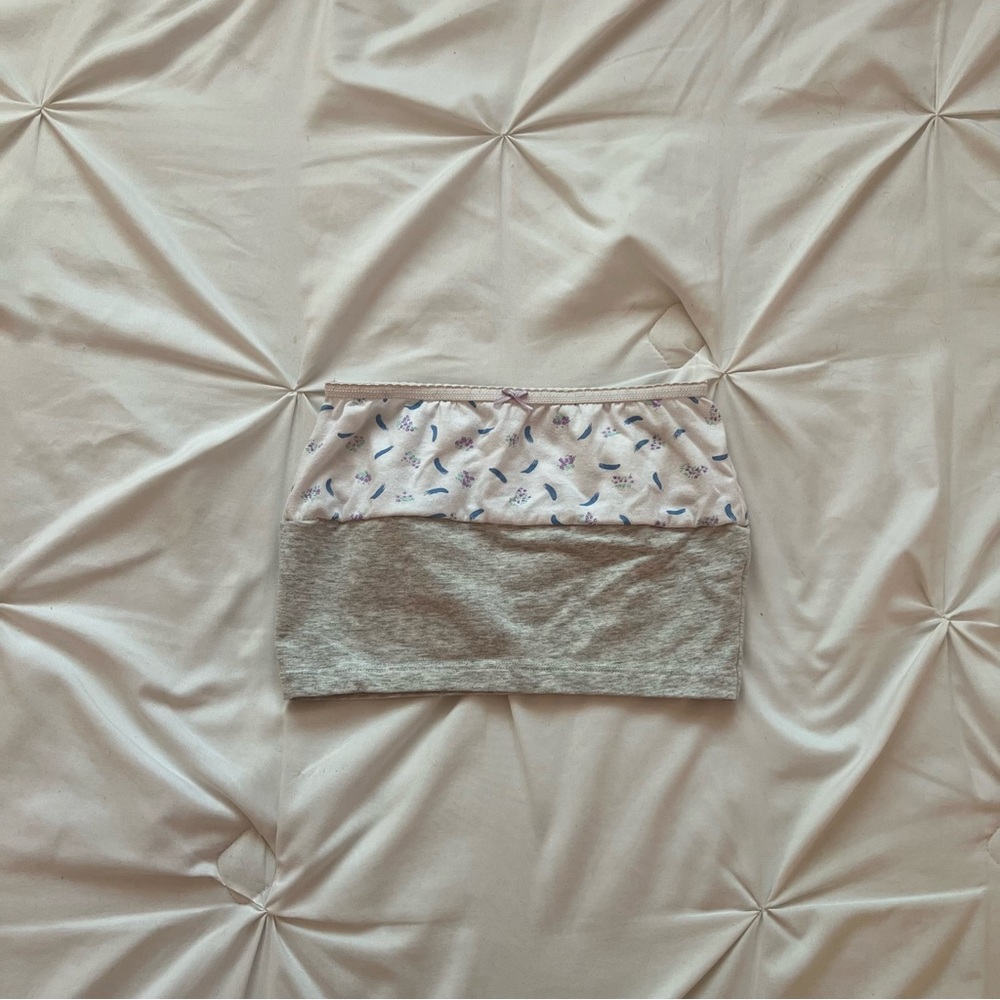 White and grey patterned cotton tube top with white lace trim and a purple rose